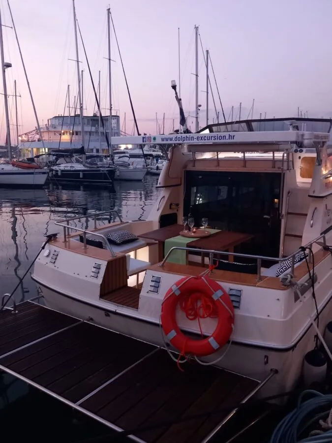 Plovidba u zalazak sunca u Puli gliser jahtom - Pula Boats 