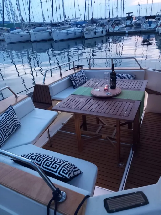 Plovidba u zalazak sunca u Puli gliser jahtom - Pula Boats 